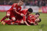 Fussball Regionalliga Sued 2012/2013:  Jubel nach dem Tor zum 1:0 mit Daniel Wein, Lukas Grill, Pierre Emile Hojbjerg, Hoejbjerg, H&Aring;&iexcl;jbjerg, Vladimir Rankovic (v. li., FC Bayern II)