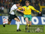 Fussball - EM-Qualifikation: Deutschland - Litauen, Zweikampf