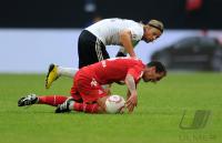 FUSSBALL: LIGA TOTAL CUP 2010 , Anatoliy Tymoshchuk (li, FCB) gegen Petit (re, Koeln)