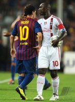 Fussball Champions League  Saison 2011/2012:  Lionel Messi (li, Barca) mit Clarence Seedorf (re, AC Mailand)