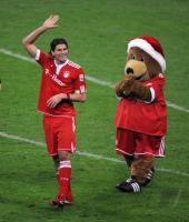 Fussball 1. Bundesliga : Mario Gomez mit Maskottchen Bernie (FCB)