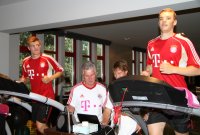 Fussball 1. Bundesliga: Toni Kroos, Trainer Jupp Heynckes, Manuel Neuer (v. li., FC Bayern Muenchen)