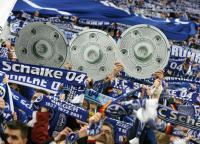 Fussball 1. Bundesliga: S04, Fans mit Meisterschalen