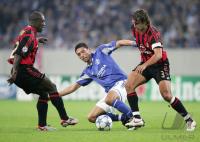 Fussball UCL: Schalke - Mailand, Zweikampf