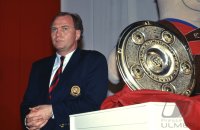 Fussball Hoeness mit Meisterschale auf der Meisterfeier