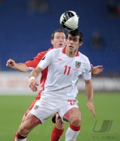 Fussball International EM 2012-Qualifikation:  Stephan LICHTSTEINER (li, Schweiz) gegen Gareth Bale (re, Wales)