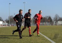 Fussball 1. Bundesliga: Reha Trainer Andreas Kronmayer (li.) Holger Badstuber (Mitte) laeuft mit Arjen Robben (FC Bayern Muenchen)