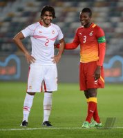 FUSSBALL INTERNATIONAL:  Asamoah GYAN (Ghana) und Bilel IFA (Tunesien)