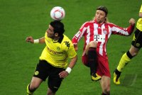 Fussball 1. Bundesliga : Lucas Barrios (li, Borussia Dortmund) gegen Anatoliy Tymoshchuk (re, FC Bayern Muenchen)
