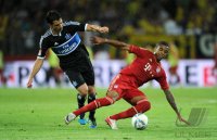 Fussball 1. Bundesliga : Gojko Kacar (li, Hamburger SV) gegen Luiz Gustavo (re, FC Bayern Muenchen)