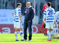 Fussball 2. Bundesliga:  Enttaeuschung nach dem Spiel, Zvonko Pamic  (li,) mit Trainer Oliver Reck (Mitte, MSV Duisburg) und Tanju Oeztuerk