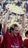 Fussball  FC Bayern-Braunschweig:  Breitner, Rummenigge