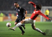 1. Fussball Bundesliga: Franck Ribery (li, FC Bayern Muenchen) gegen Christian Fuchs (re, 1. FSV Mainz 05)