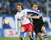 Fussball 1. Bundesliga: Hamburg - Moenchengladbach, Zweikampf