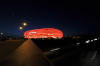 Fussball 1. Bundesliga: ALLIANZ ARENA, Aussenansicht mit Roter Beleuchtung