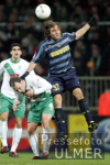 Fussball UCL: Bremen - Mailand, Zweikampf