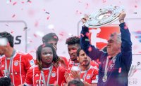 Fussball, 1. Bundesliga  Saison 16/17: Jubel FC Bayern Muenchen mit Schale