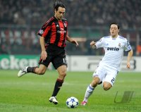Fussball Champions League  Saison 2010/2011: Alessandro Nesta (li, AC Mailand) gegen Mesut OEZIL (re, Real Madrid)