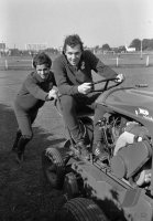 Fussball 1. Bundesliga Saison 1969/1970: Mueller, Beckenbauer auf Traktor