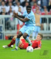 Fussball CHL  Saison 2011/2012:  Kolo Toure (li, Manchester City) gegen Toni Kroos (FC Bayern Muenchen)