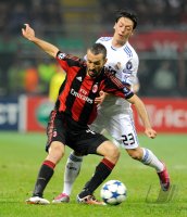 Fussball Champions League  Saison 2010/2011: Gianluca Zambrotta (li, AC Mailand)  gegen Mesut OEZIL (re, Real Madrid)