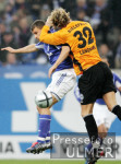 Fussball 1. Bundesliga: Schalke - Bielefeld, Zweikampf