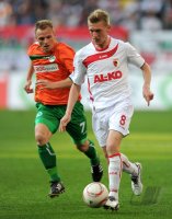 2. Fussball Bundesliga : Bernd Nehrig (li, Greuther Fuerth) gegen Axel Bellinghausen (re, FC Augsburg)