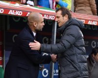 Fussball 1. Bundesliga Saison 14/15: Trainer Pep Guardiola (FC Bayern Muenchen) und Trainer Markus Weinzierl (FC Augsburg)