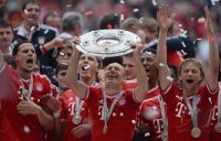 Fussball 1. Bundesliga  Saison  2012/2013: Arjen Robben (FC Bayern Muenchen) mit Schale