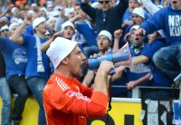 Fussball 1. Bundesliga : Jubel nach dem Sieg Torwart Lars Unnerstall (FC Schalke 04) mit dem Megafon in der Fankurve