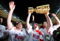Fussball: DFB Pokal Finale: JUBEL Franck Ribery,  Bastian Schweinsteiger, Daniel van Buyten (v. li., FCB)