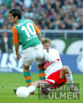 Fussball 1. Bundesliga: Bremen - Stuttgart, Zweikampf