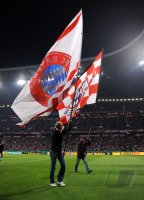 Fussball DFB Pokal 10/11 : FCB Fahnentraeger in der ALLIANZ ARENA