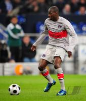 FUSSBALL UEFA CUP: Paris, MULUMBU Einzelaktion