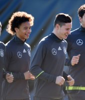 Fussball Training Deutsche Nationalmannschaft: Julian Draxler und Leroy Sane (alle Deutschland)