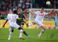 Fussball 1. Bundesliga, Saison 2012/2013:  Gibril Sankoh (li, FC Augsburg) GEGEN Mike Hanke (Mitte, Borussia Moenchengladbach)  gegen Jan Ingwer Callsen Bracker (FC Augsburg)