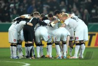 Fussball DFB Pokal 11/12 :  DAS Team von Borussia Moenchengladbach Arm in Arm