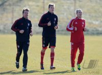 Fussball 1. Bundesliga: Reha Trainer Andreas Kronmayer (li.) Holger Badstuber (Mitte) laeuft mit Arjen Robben (FC Bayern Muenchen)