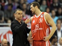 Basketball 1. Bundesliga 2011/2012:  Trainer Dirk Bauermann mit Jared Homan (v. li., FC Bayern Muenchen)