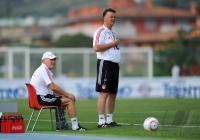 Fussball 1. Bundesliga:  Trainer Hermann Gerland mit Trainer Louis van Gaal (v. re., FCB)