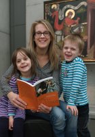 Kinder und St. Martin im Dioezesanmuseum in Rottenburg