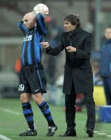 Fussball CHL  Saison 2010/2011:  Esteban Cambiasso mit Trainer Leonardo (Inter Mailand)