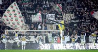 FUSSBALL SERIE A:  Das Team von Juventus Turin jubelt vor der Fankurve