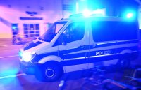 Tuebinger Nachtleben, Menschenansammlung im Bota (Alte Botanischen Garten) in der Nacht auf Samstag