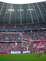 Fussball 1. Bundesliga Saison 2010/2011: Bayern FAHNENTRAEGER in der ALLIANZ ARENA