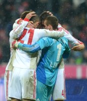Fussball 1. Bundesliga, Saison 2012/2013: Jubel nach dem Sieg mit Oemer Toprak, Torwart Bernd Leno und Philipp Wollscheid (v. li., Bayer 04 Leverkusen)