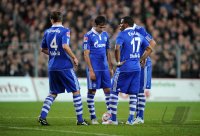 Fussball: 1. Bundesliga Saison 2010/2011: FC Schalke 04 , HOEWEDES, EDU, RAUL und FARFAN