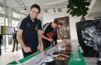 Fussball/Nationalspieler im Mercedes-Benz Motorenwerk