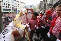 Fussball 1. Bundesliga :  JUBEL Mark van Bommel BIERDUSCHE fuer Stadionsprecher Stephan Lehmann (FC Bayern Muenchen)