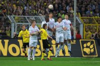 Fussball 1. Bundesliga : FREISTOSS TOR zum 2:0 von Nuri Sahin (nicht auf dem Bild, Borussia Dortmund) gegen  Bastian Schweinsteiger, Edson Braafheid , Thomas Mueller, Mario Gomez , Mark van Bommel (Mauer v. li., FC Bayern Muenchen)